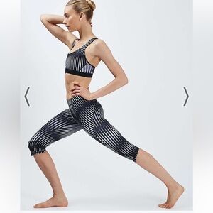 Ivy Park Kaleidostripe Printed Mid Rise Capri Leggings 3/4 size Small